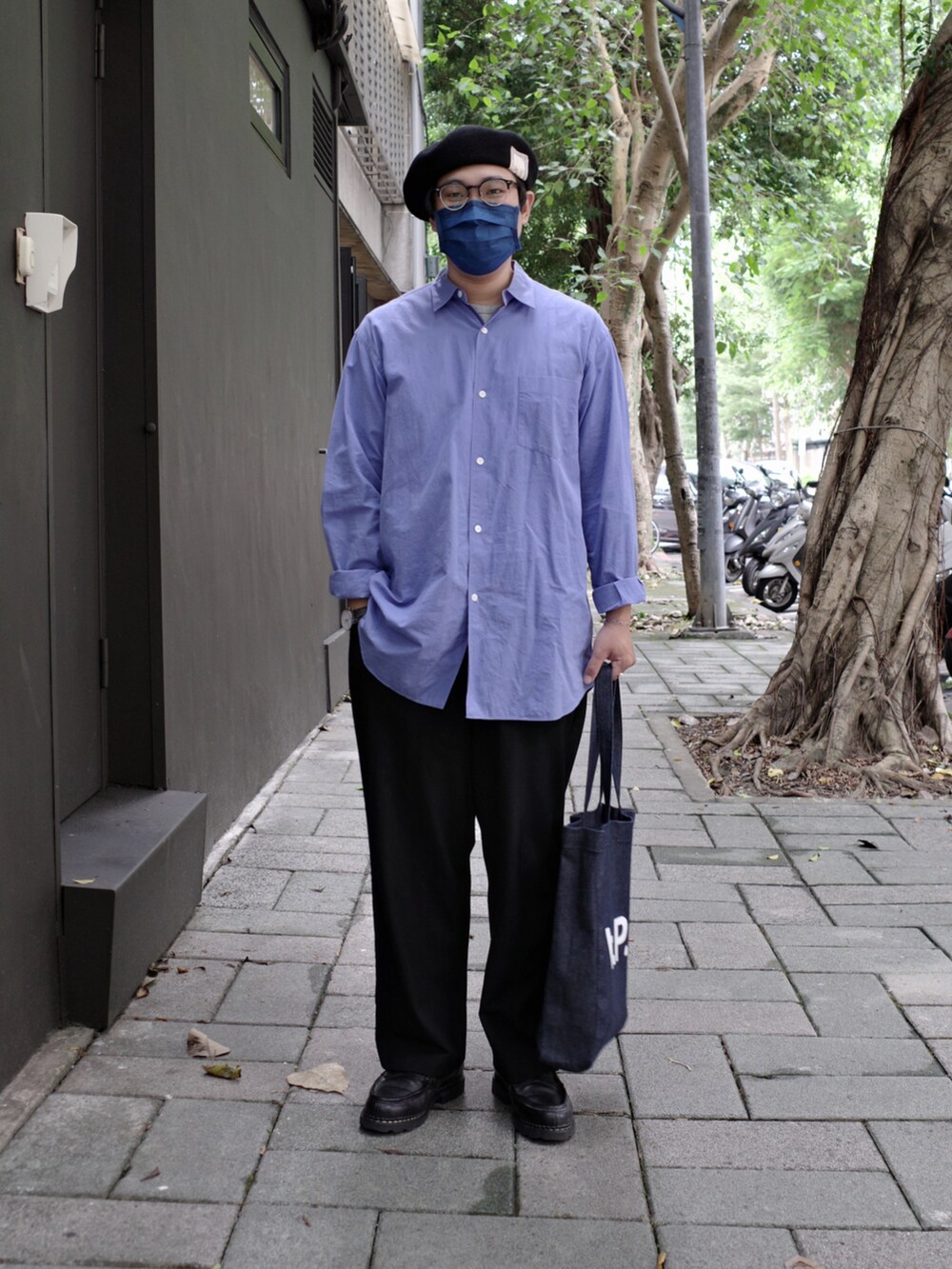 ブルー系のシャツ/ブラウス、ブラック系のチノパンツ、ブラック系のローファーを着用したメンズの秋コーディネートの2枚目の写真