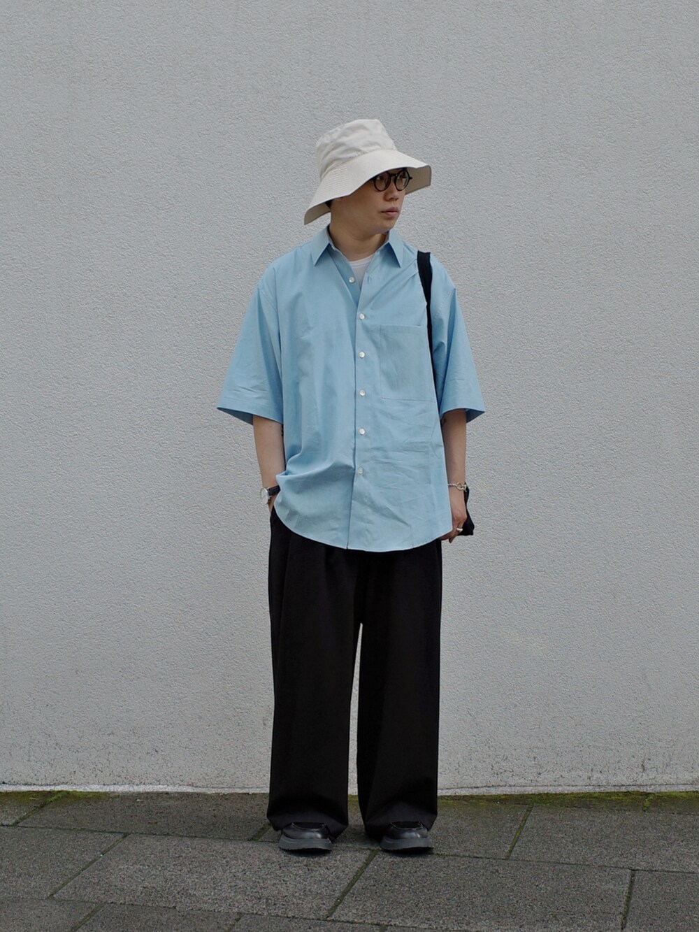 ブルー系のシャツ/ブラウス、ブラック系のチノパンツ、ブラック系のローファーを着用したメンズの春コーディネートの2枚目の写真