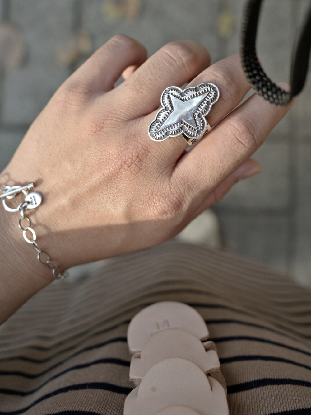 ベージュ系のTシャツ/カットソー、ブラウン系のチノパンツ、ベージュ系のブーツを着用したメンズの秋コーディネートの3枚目の写真