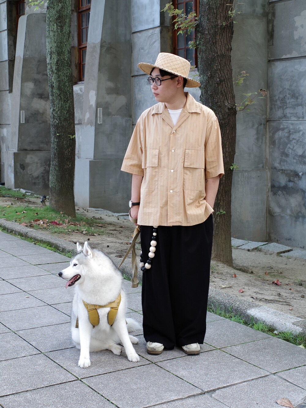 ベージュ系のシャツ/ブラウス、ブラック系のチノパンツ、ベージュ系のブーツを着用したメンズの春コーディネートの2枚目の写真