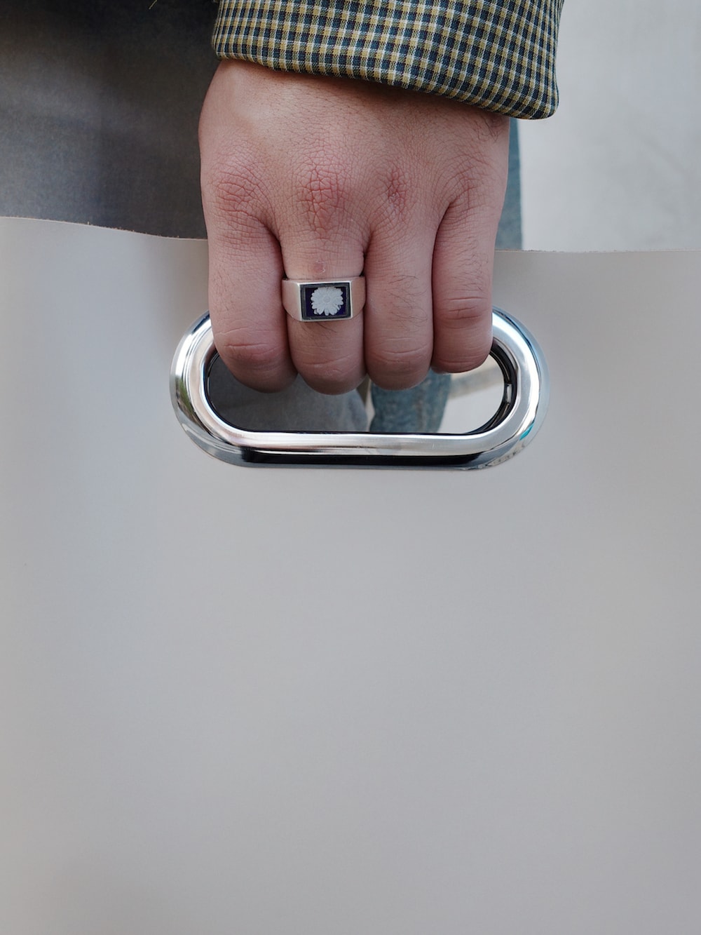 グリーン系のブルゾン、ベージュ系のシャツ/ブラウス、ベージュ系のパンツを着用したメンズの秋コーディネートの3枚目の写真