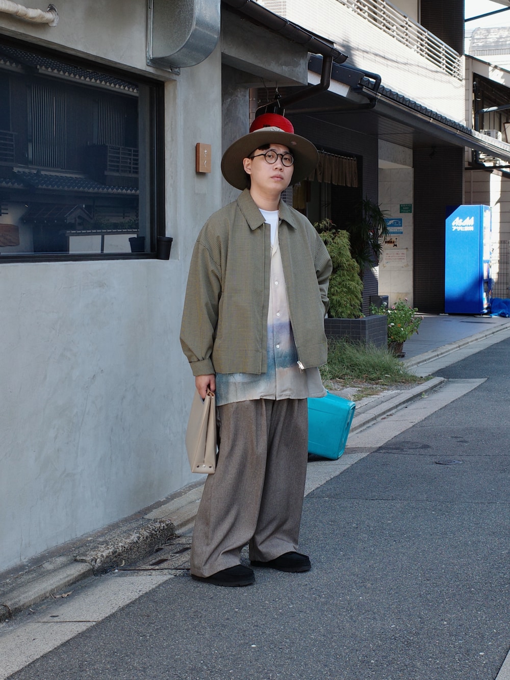 グリーン系のブルゾン、ベージュ系のシャツ/ブラウス、ベージュ系のパンツを着用したメンズの秋コーディネートの2枚目の写真