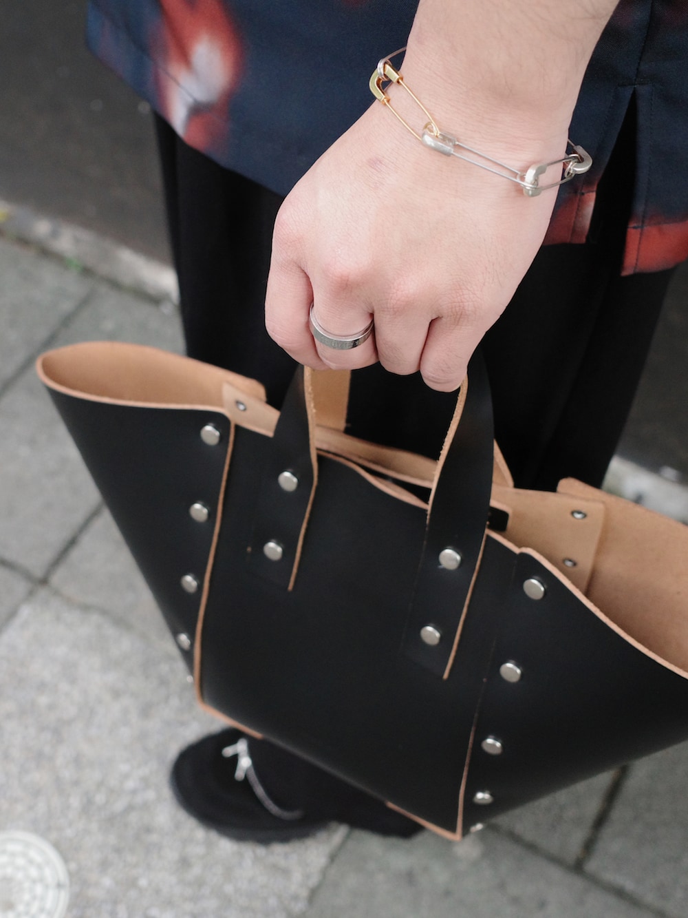 ブルー系のシャツ/ブラウス、ブラック系のチノパンツ、ブラック系のその他シューズを着用したメンズの冬コーディネートの2枚目の写真