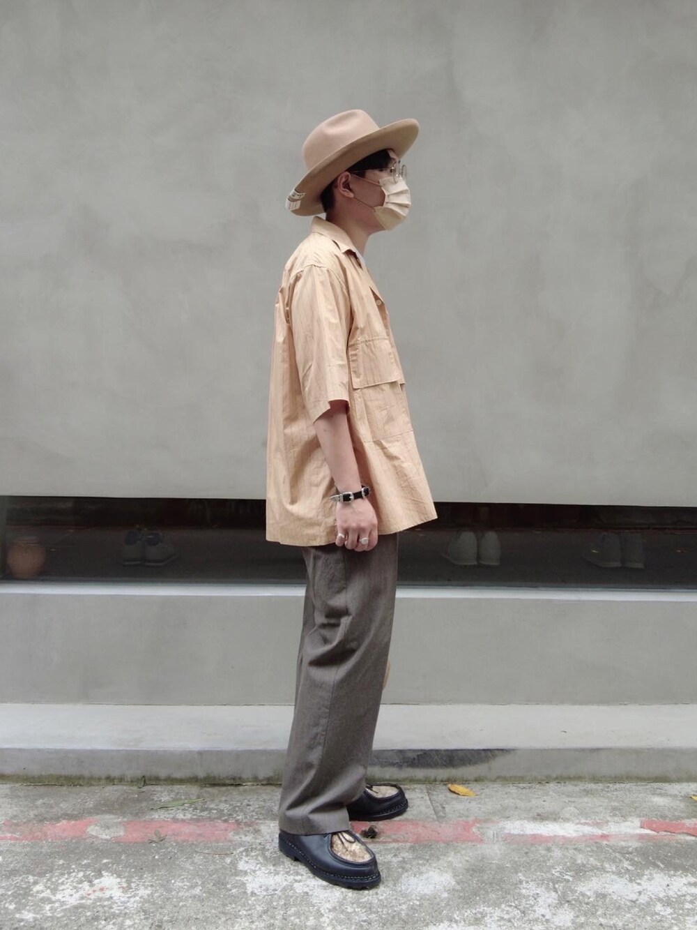 ベージュ系のシャツ/ブラウス、グレー系のパンツ、ブラック系のシューズを着用したメンズの夏コーディネートの2枚目の写真