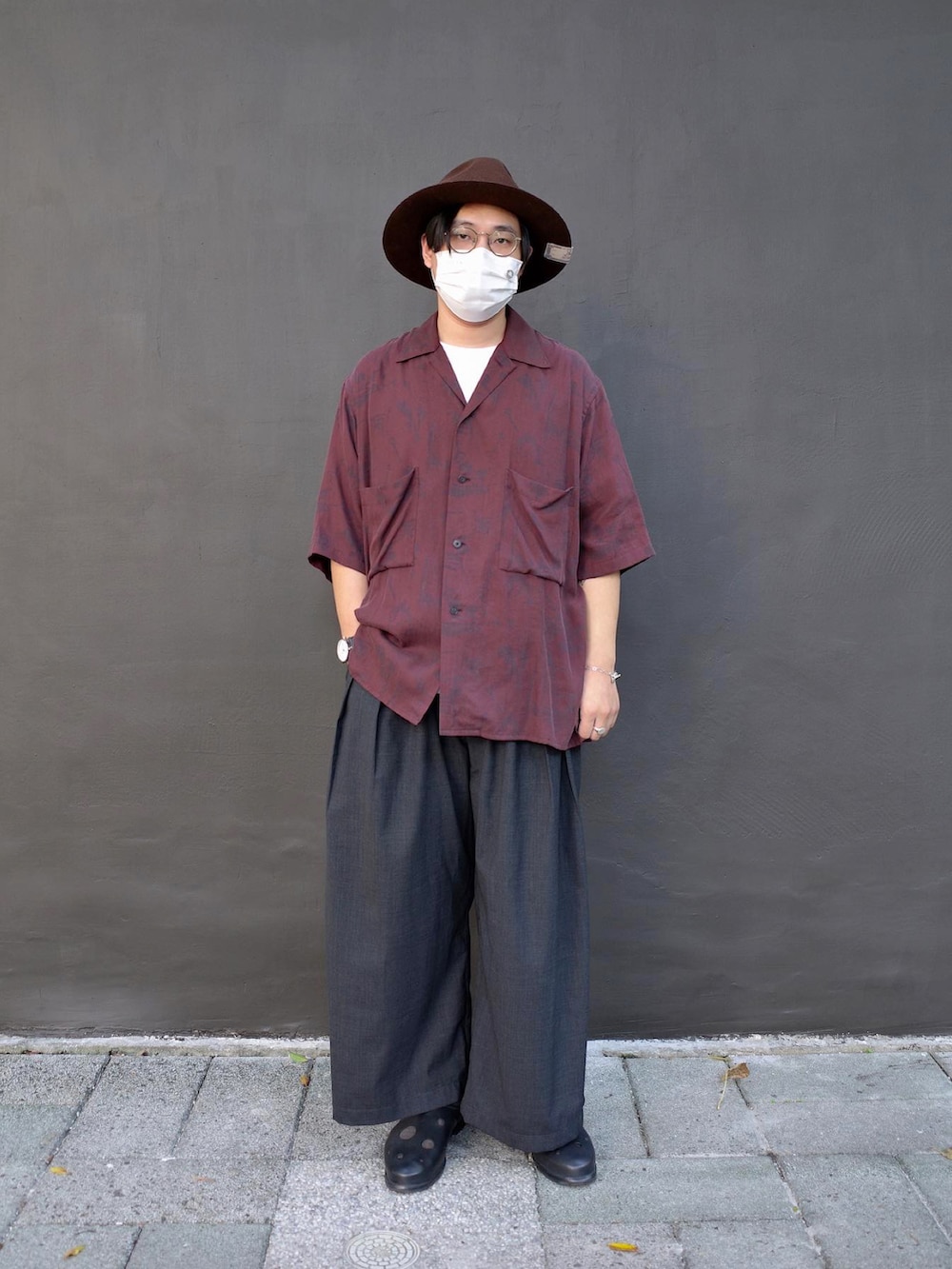 レッド系のシャツ/ブラウス、グレー系のパンツ、ブラック系のその他シューズを着用したメンズの秋コーディネートの2枚目の写真