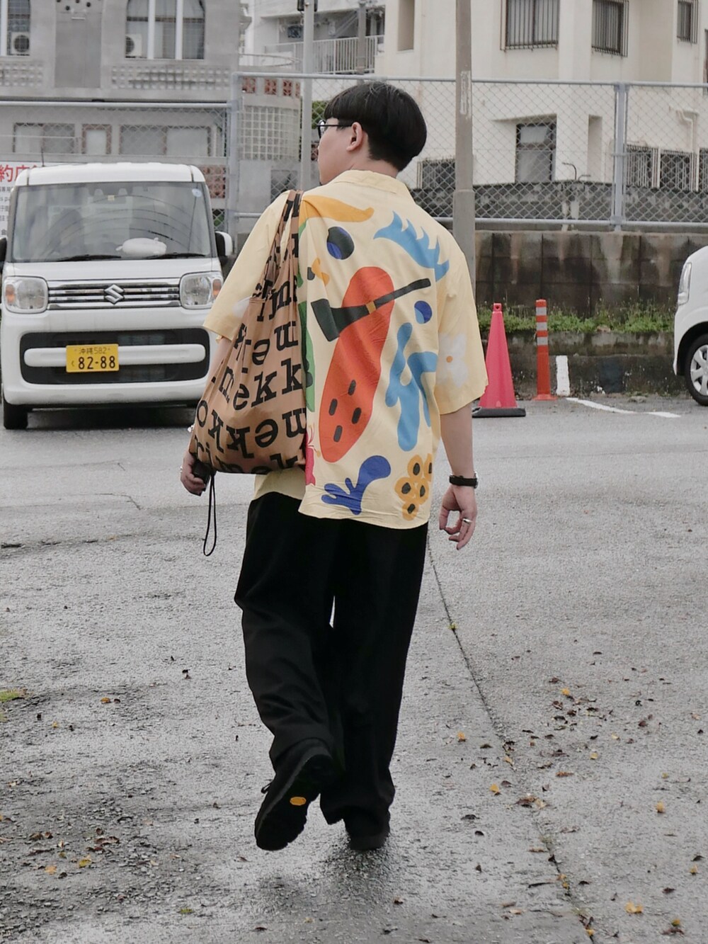イエロー系のシャツ/ブラウス、ブラック系のチノパンツ、ブラック系のその他シューズを着用したメンズの春コーディネートの2枚目の写真