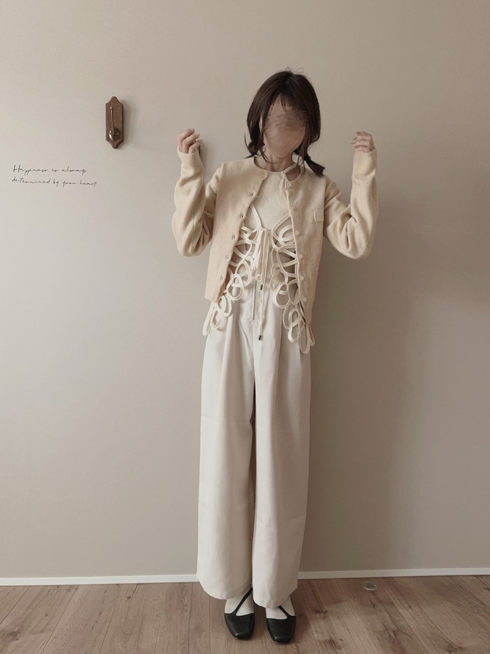 ホワイト系のその他トップス、ベージュ系のカーディガン/ボレロ、ベージュ系のキャミソールを着用したレディースの冬コーディネートの2枚目の写真