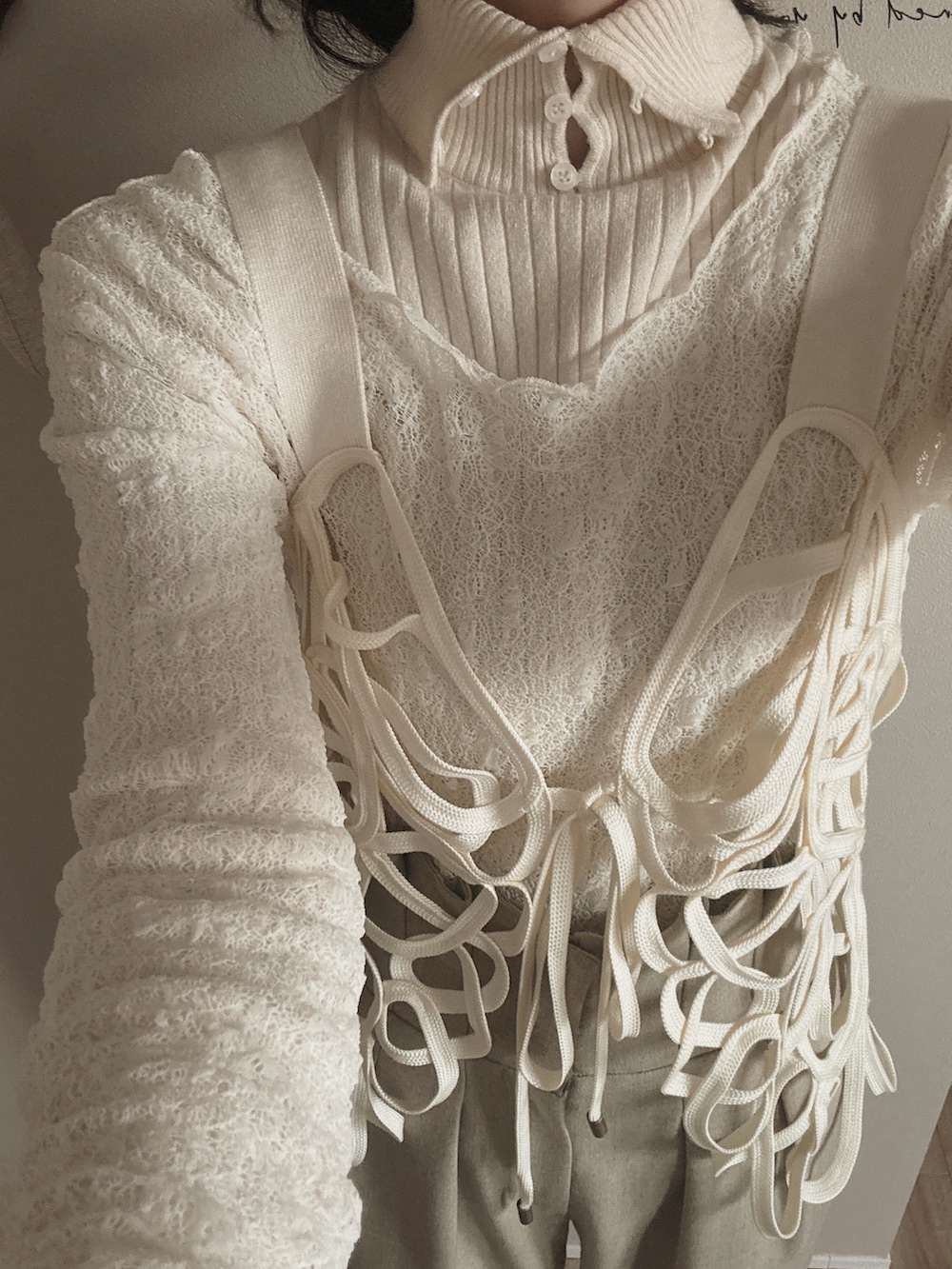 ホワイト系のトップス、ベージュ系のその他トップス、ベージュ系のパンツを着用したレディースの春コーディネートの2枚目の写真