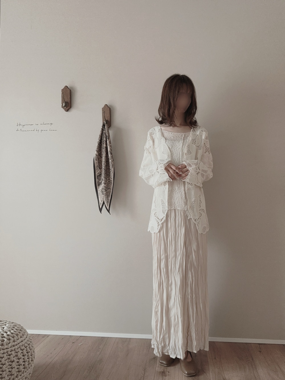 ホワイト系のトップス、ベージュ系のシャツ/ブラウス、ホワイト系のパンツを着用したレディースの春コーディネートの2枚目の写真