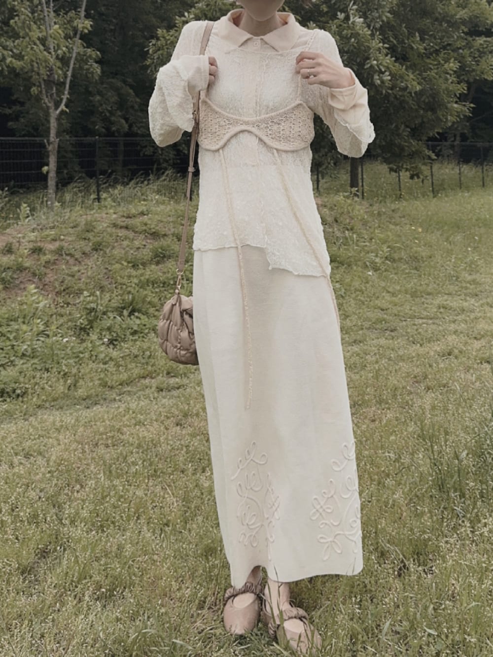 ホワイト系のスカート、ホワイト系のトップス、ホワイト系のトップスを着用したレディースの春コーディネートの2枚目の写真