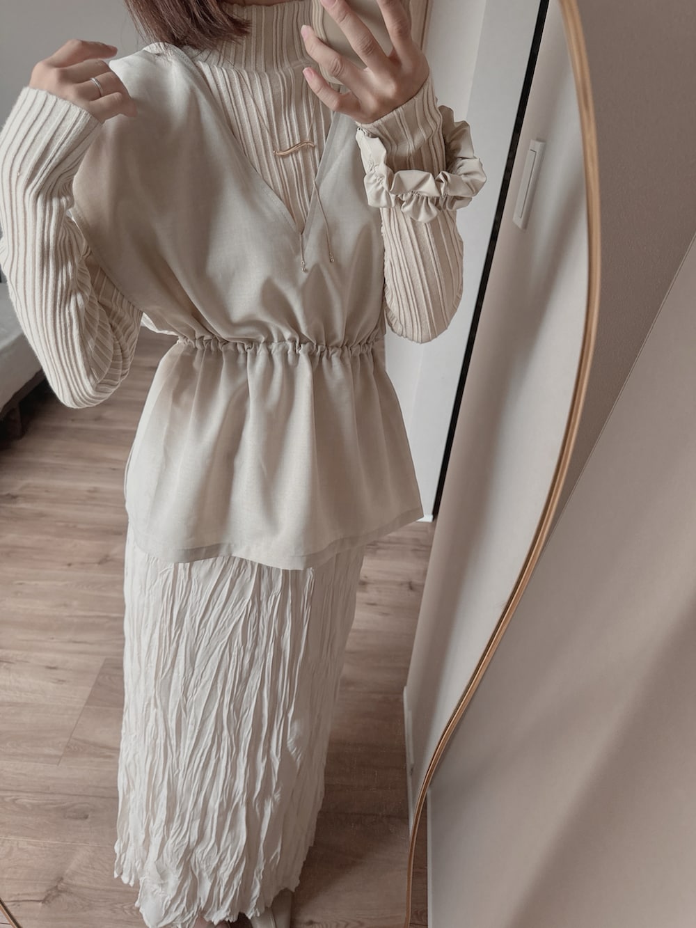 ベージュ系のニット/セーター、ホワイト系のトップス、ホワイト系のスカートを着用したレディースの夏コーディネートの4枚目の写真