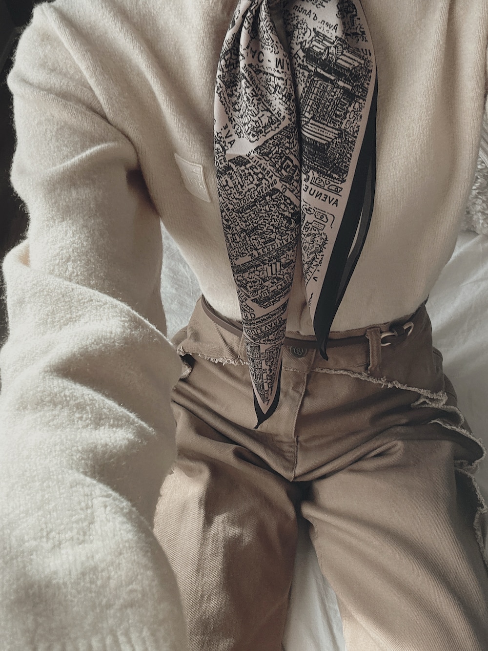 ブラウン系のデニムパンツ、ベージュ系のカーディガン/ボレロを着用したレディースの春コーディネートの3枚目の写真