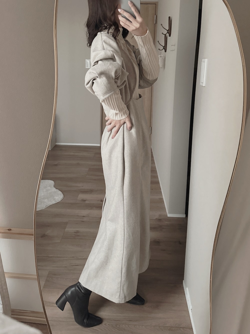 グレー系のショルダーバッグ、ベージュ系のワンピース、ベージュ系のニット/セーターを着用したレディースの春コーディネートの5枚目の写真