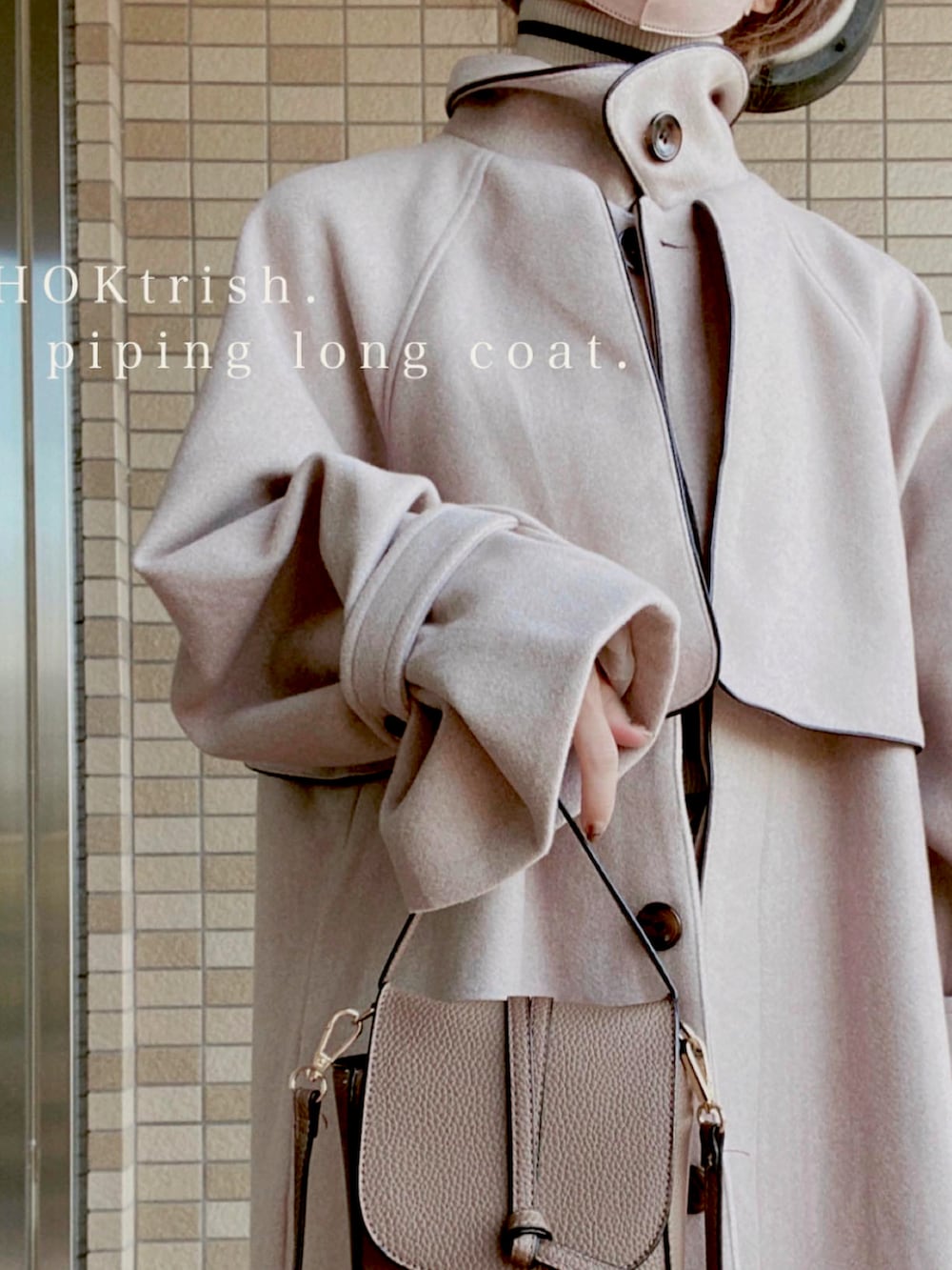 ベージュ系のジャケット/アウター、ホワイト系のニット/セーター、ホワイト系のパンツを着用したレディースの秋コーディネートの4枚目の写真