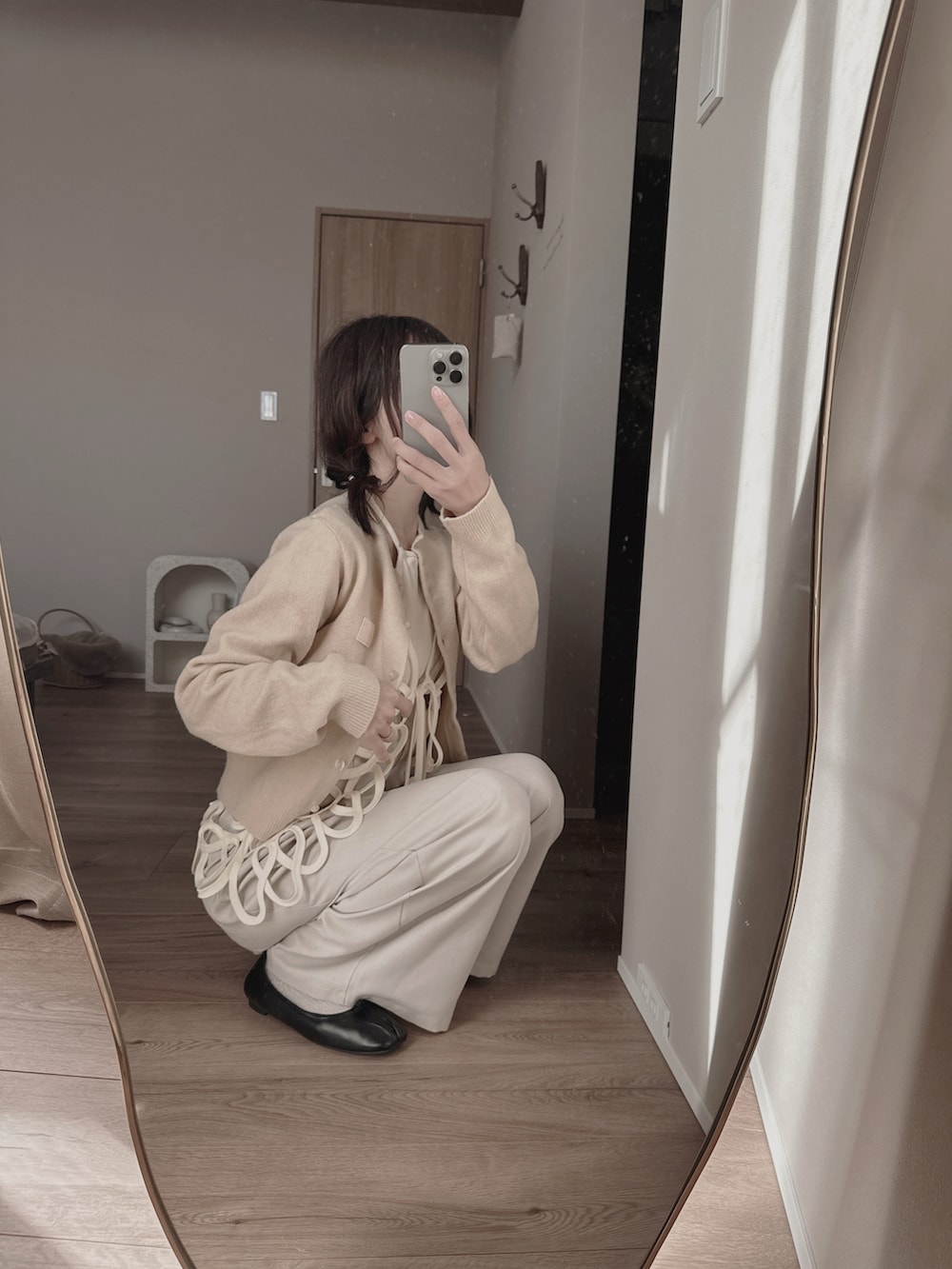 ホワイト系のその他トップス、ベージュ系のカーディガン/ボレロ、ベージュ系のキャミソールを着用したレディースの冬コーディネートの3枚目の写真