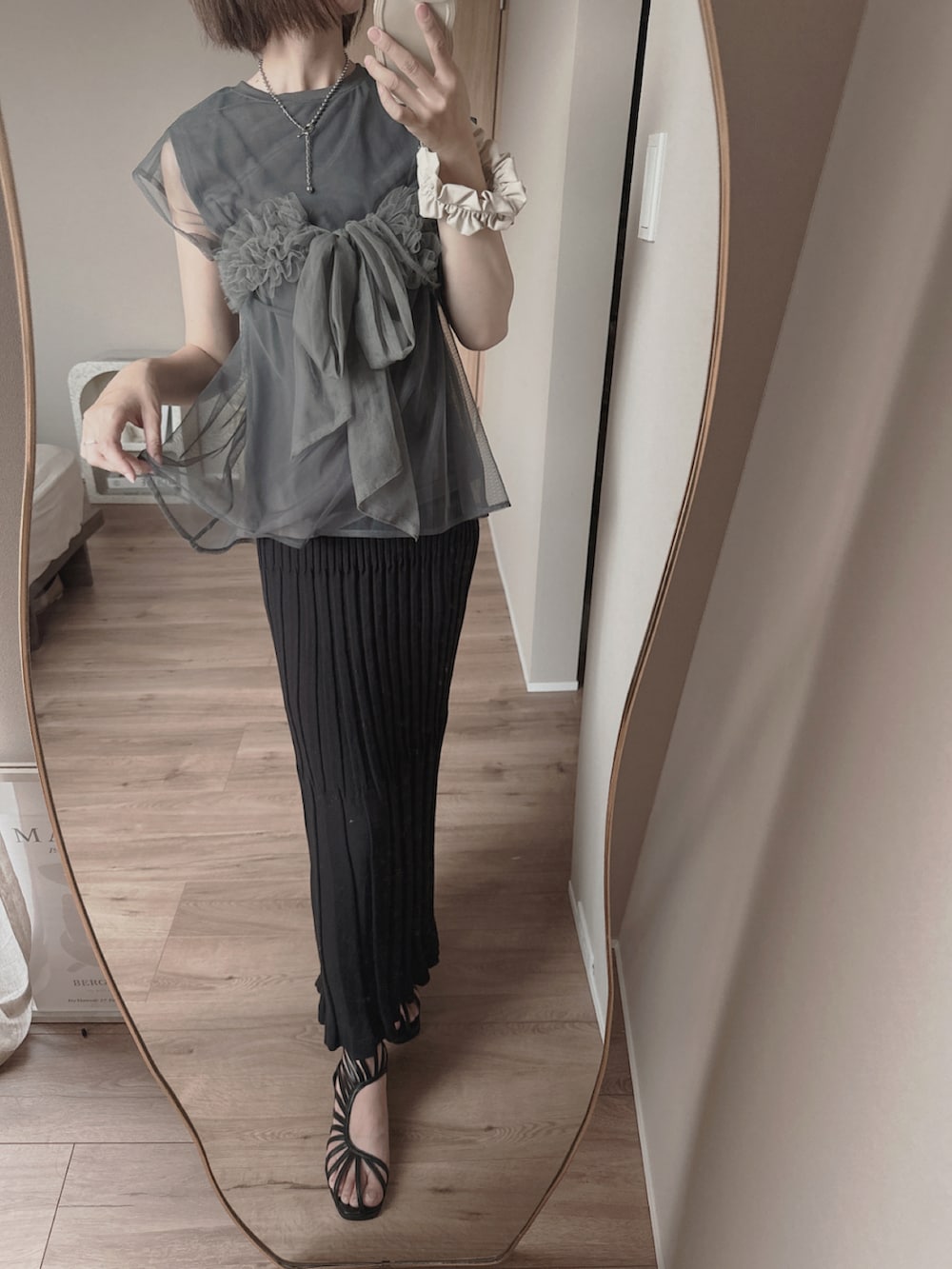 グレー系のその他トップス、グレー系のTシャツ/カットソー、ブラック系のスカートを着用したレディースの夏コーディネートの2枚目の写真