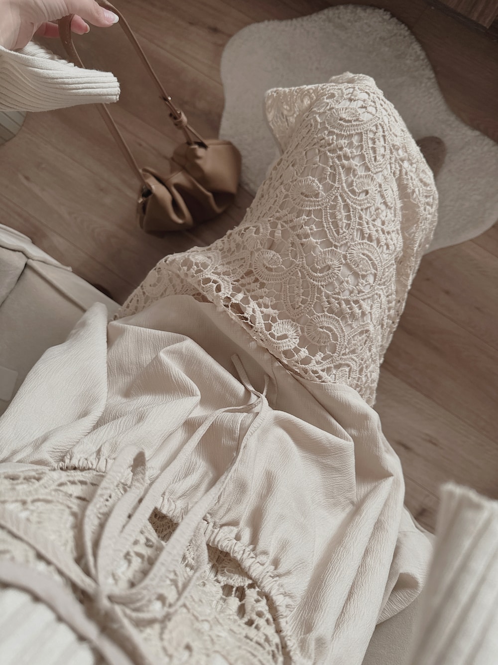 ベージュ系のキャミソール、ベージュ系のワンピース/ドレス、ベージュ系のニット/セーターを着用したレディースの春コーディネートの5枚目の写真