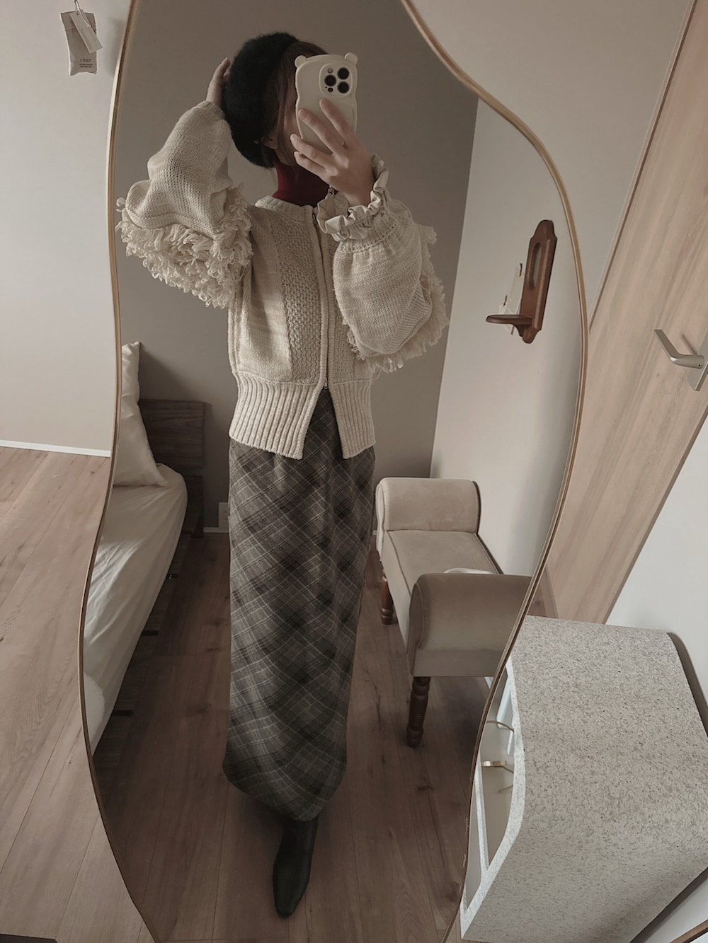 ベージュ系のニット/セーター、レッド系のニット/セーターを着用したレディースの冬コーディネートの4枚目の写真