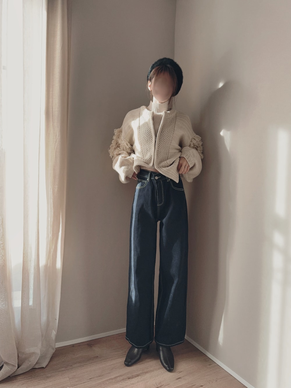 ブルー系のデニムパンツ、ベージュ系のニット/セーター、ベージュ系のニット/セーターを着用したレディースの冬コーディネートの3枚目の写真