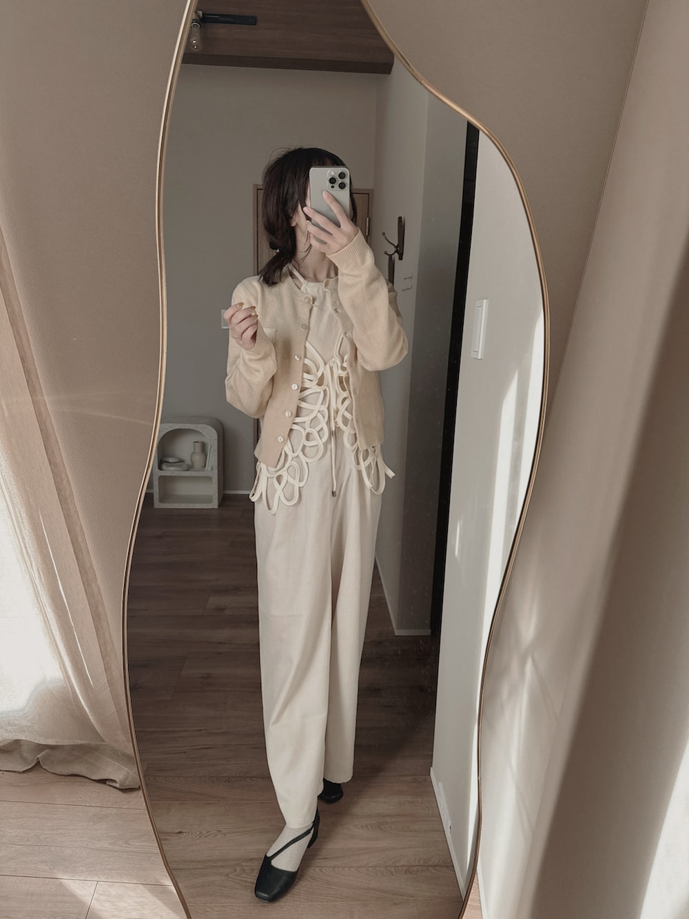 ホワイト系のその他トップス、ベージュ系のカーディガン/ボレロ、ベージュ系のキャミソールを着用したレディースの冬コーディネートの5枚目の写真