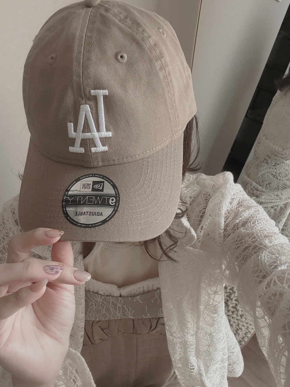 ブラウン系のサロペット/オーバーオール、ホワイト系のテーラードジャケット、ベージュ系のキャミソールを着用したレディースの春コーディネートの4枚目の写真