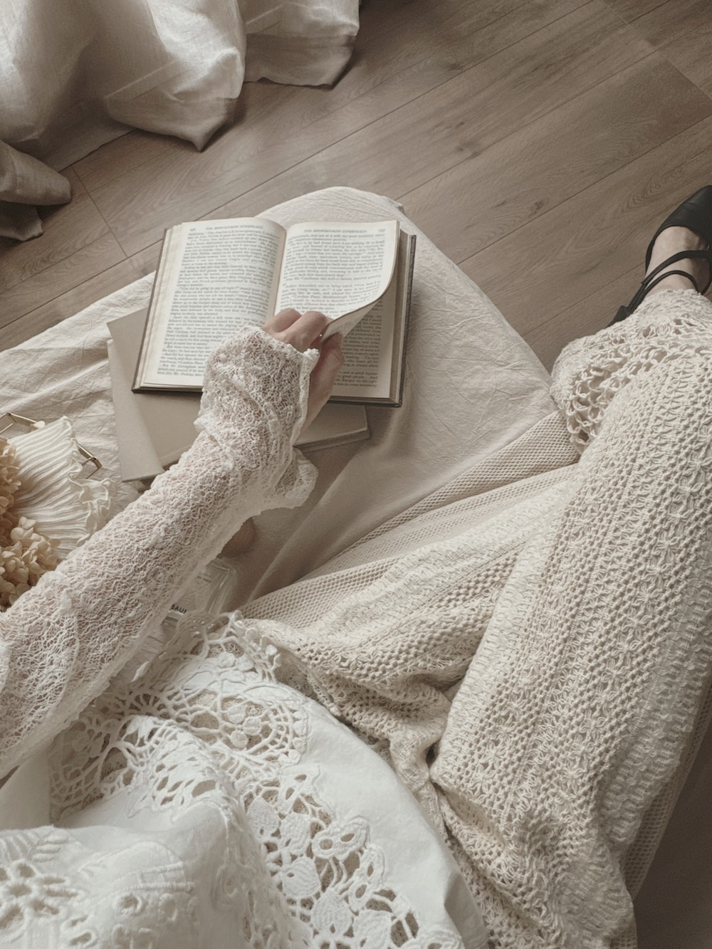 ホワイト系のトップス、ホワイト系のトップス、ベージュ系のパンツを着用したレディースの夏コーディネートの2枚目の写真