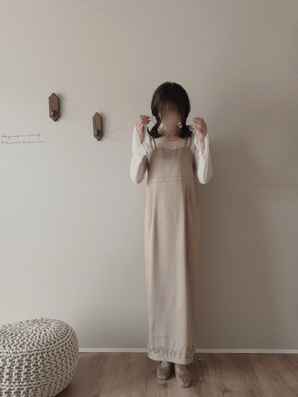 ホワイト系のトップス、ベージュ系のシャツ/ブラウス、ホワイト系のパンツを着用したレディースの春コーディネートの4枚目の写真