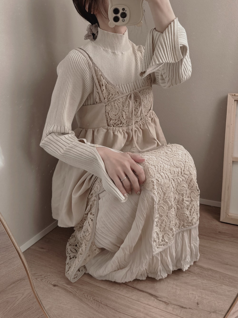 ベージュ系のキャミソール、ベージュ系のワンピース/ドレス、ベージュ系のニット/セーターを着用したレディースの春コーディネートの2枚目の写真