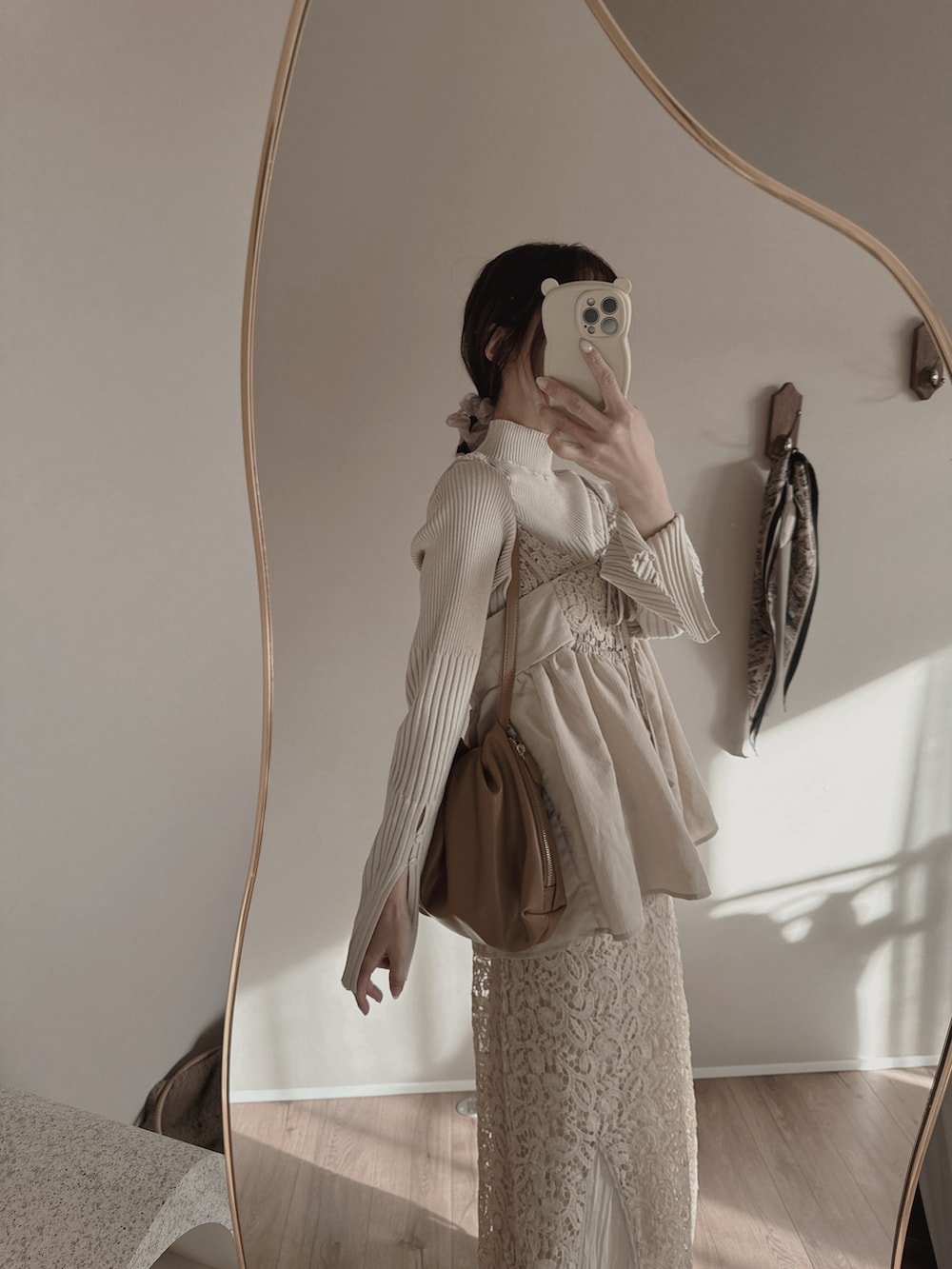 ベージュ系のキャミソール、ベージュ系のワンピース/ドレス、ベージュ系のニット/セーターを着用したレディースの春コーディネートの4枚目の写真