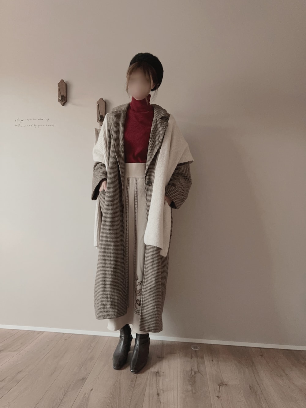 ブラウン系のジャケット/アウター、レッド系のニット/セーター、ブラウン系のブーツを着用したレディースの冬コーディネートの2枚目の写真