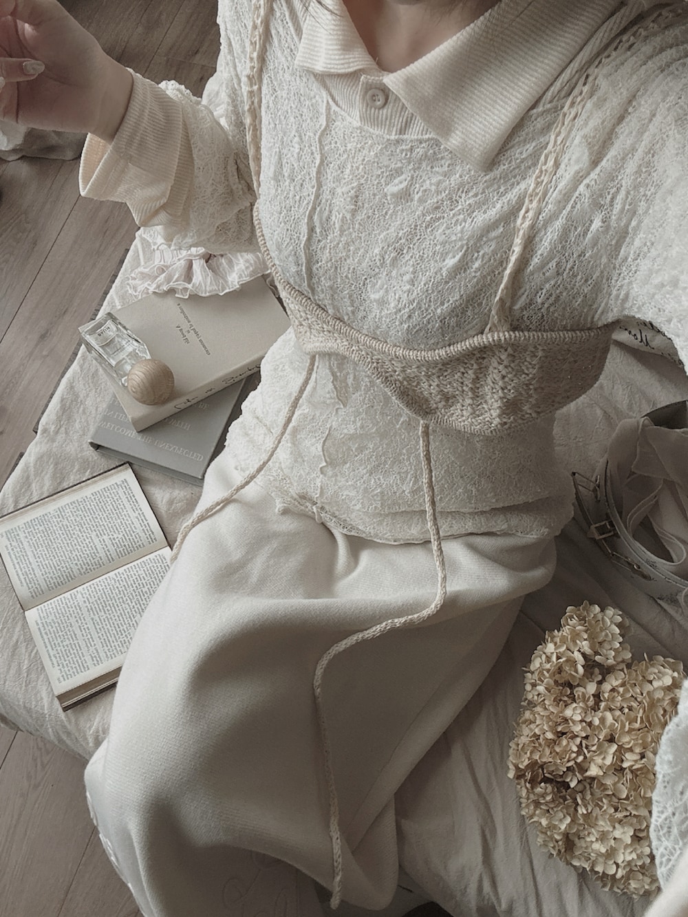 ホワイト系のスカート、ホワイト系のトップス、ホワイト系のトップスを着用したレディースの春コーディネートの5枚目の写真