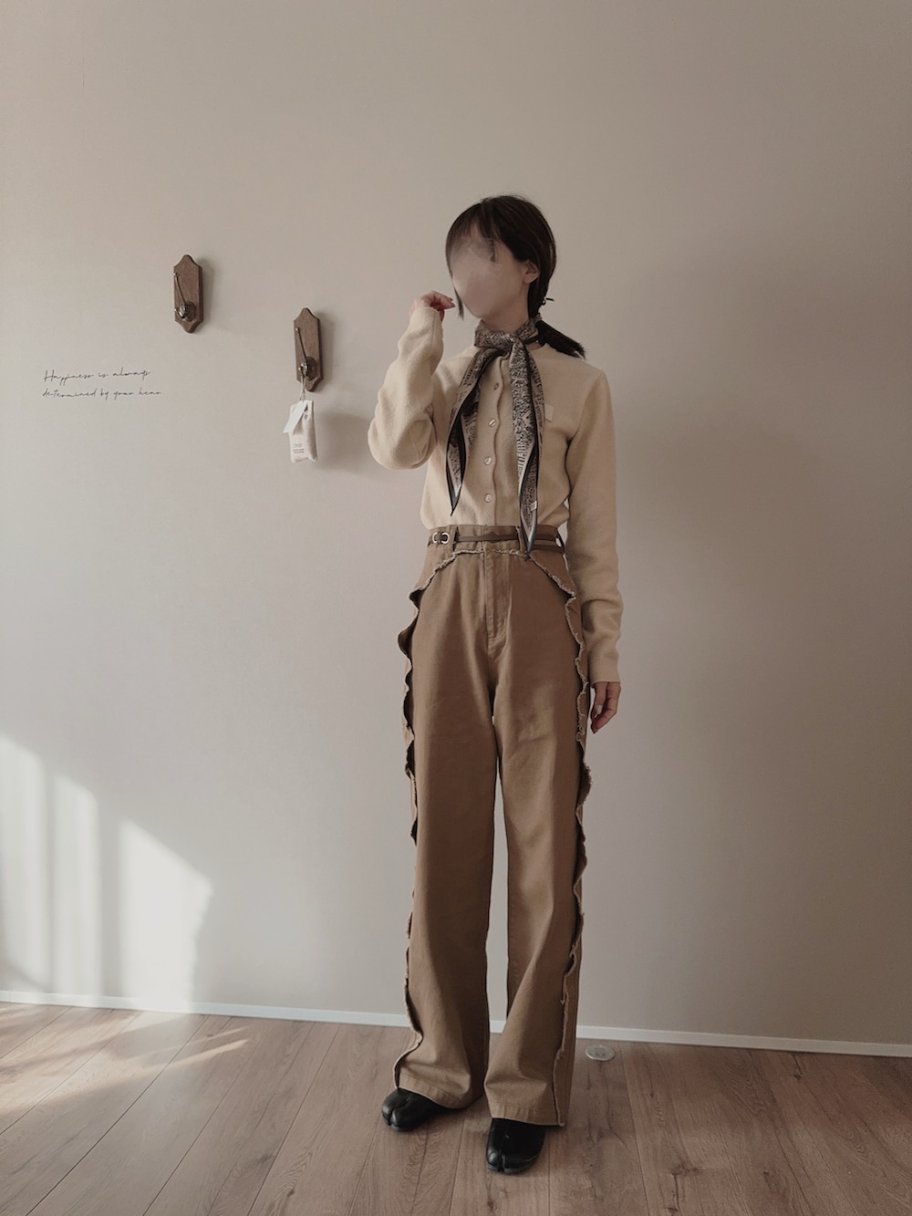 ブラウン系のデニムパンツ、ベージュ系のカーディガン/ボレロを着用したレディースの春コーディネートの4枚目の写真