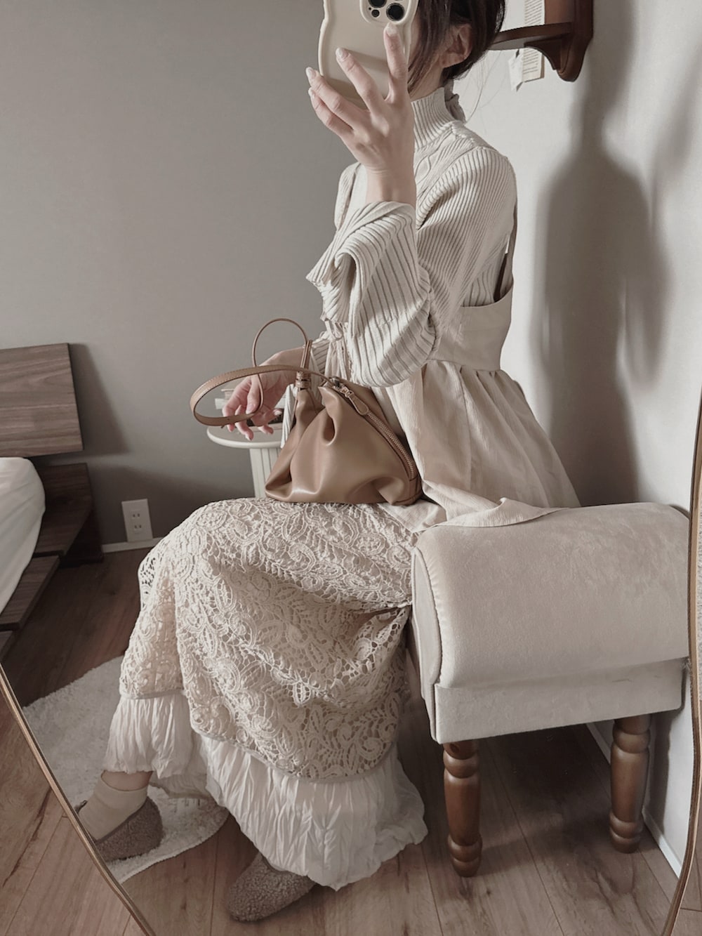 ベージュ系のキャミソール、ベージュ系のワンピース/ドレス、ベージュ系のニット/セーターを着用したレディースの春コーディネートの3枚目の写真