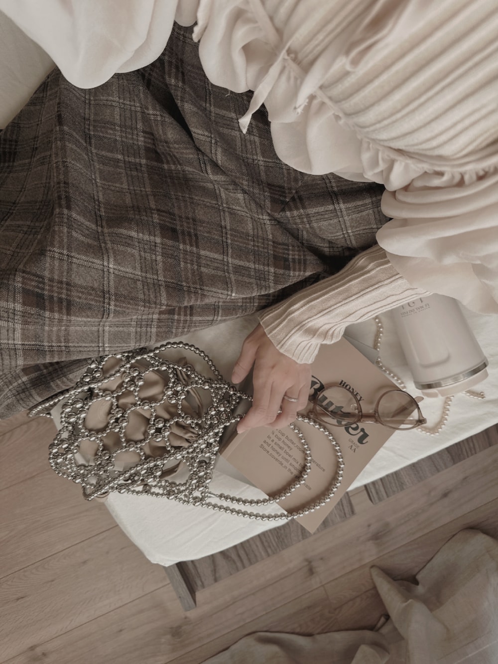 ベージュ系のニット/セーター、ブラウン系のスカート、ベージュ系のトップスを着用したレディースの冬コーディネートの2枚目の写真