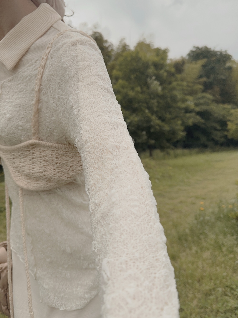 ホワイト系のスカート、ホワイト系のトップス、ホワイト系のトップスを着用したレディースの春コーディネートの4枚目の写真