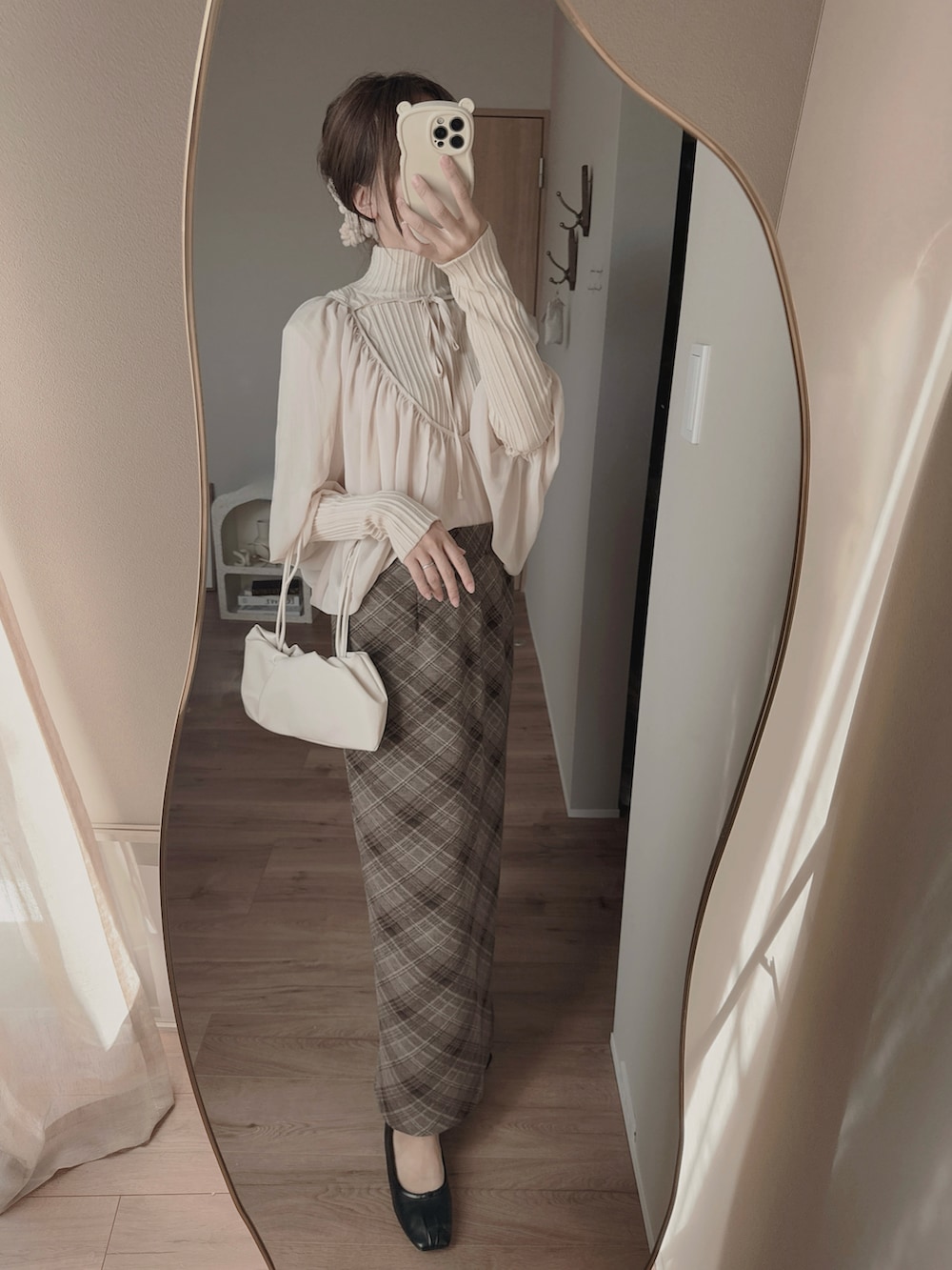 ベージュ系のニット/セーター、ブラウン系のスカート、ベージュ系のトップスを着用したレディースの冬コーディネートの3枚目の写真