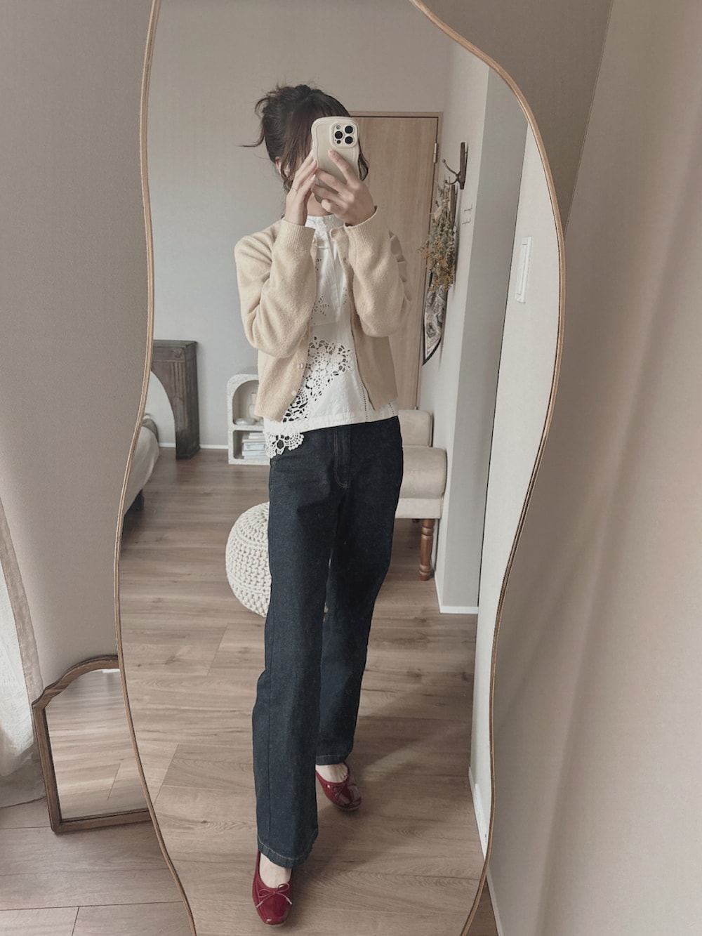 ブルー系のデニムパンツ、ホワイト系のトップス、ベージュ系のカーディガン/ボレロを着用したレディースの夏コーディネートの3枚目の写真