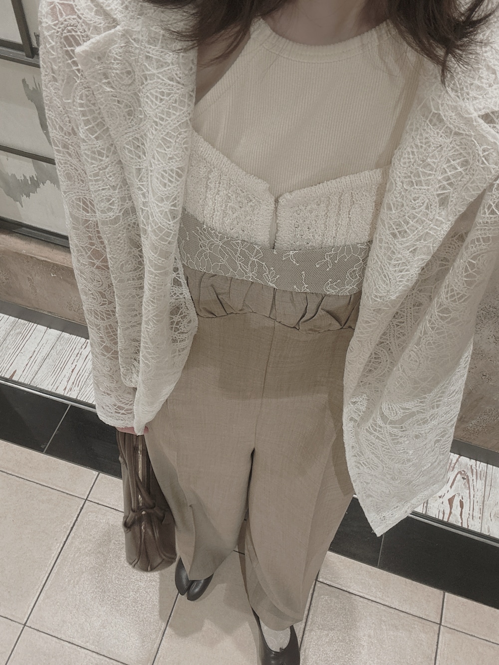 ブラウン系のサロペット/オーバーオール、ホワイト系のテーラードジャケット、ベージュ系のキャミソールを着用したレディースの春コーディネートの3枚目の写真