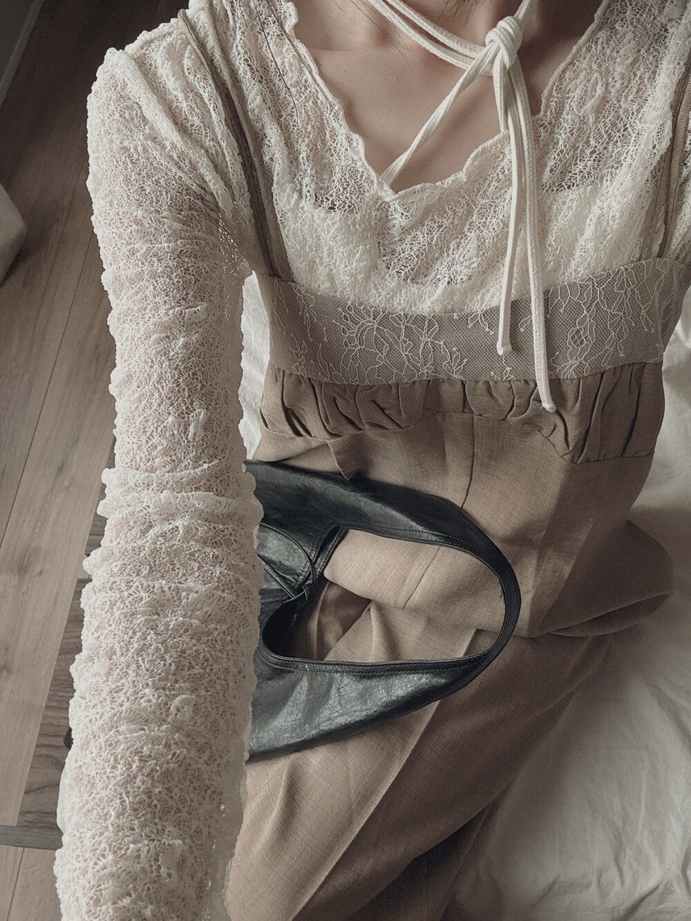 ブラック系のパンプス、ブラウン系のオールインワン・サロペット、ホワイト系のトップスを着用したレディースの春コーディネートの2枚目の写真