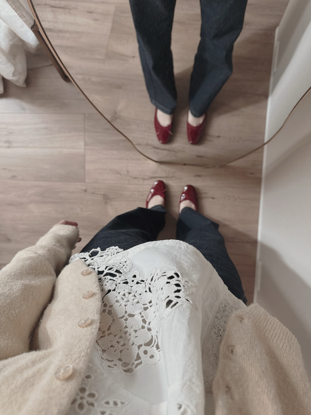 ブルー系のデニムパンツ、ホワイト系のトップス、ベージュ系のカーディガン/ボレロを着用したレディースの夏コーディネートの2枚目の写真