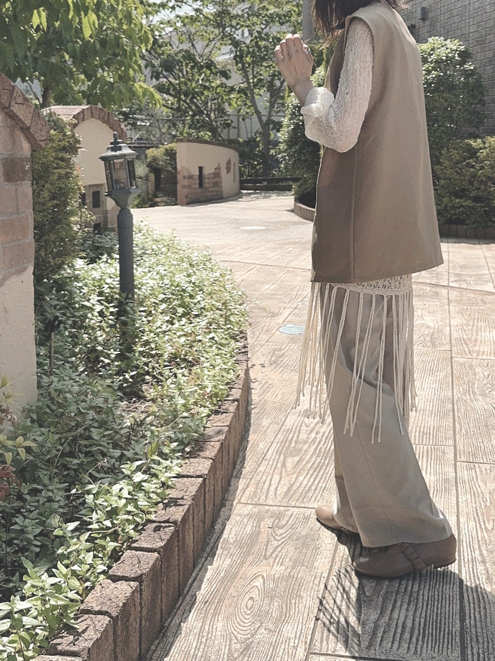 ベージュ系のパンツ、ベージュ系のパンプス、ベージュ系のキャミソールを着用したレディースの春コーディネートの2枚目の写真