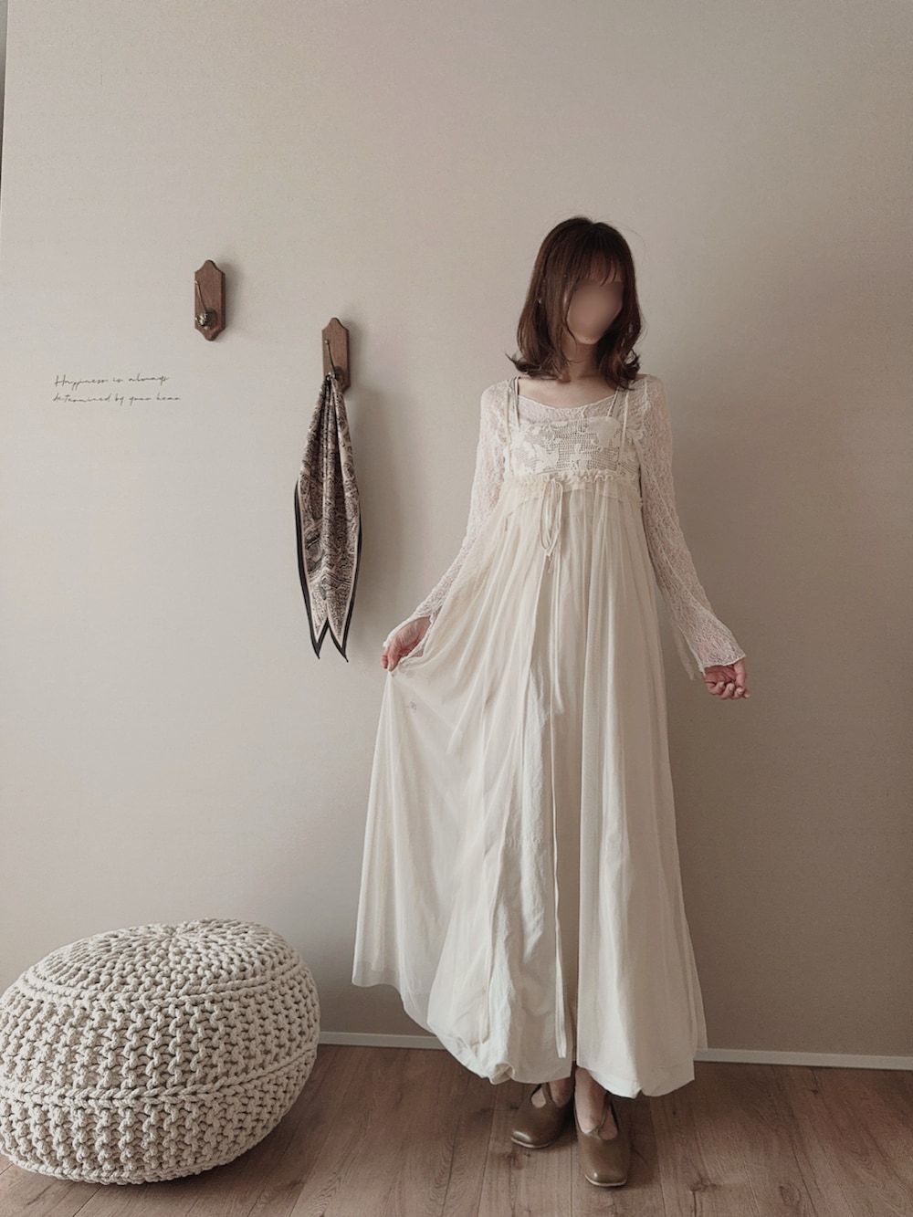 ホワイト系のトップス、ベージュ系のシャツ/ブラウス、ホワイト系のパンツを着用したレディースの春コーディネートの5枚目の写真