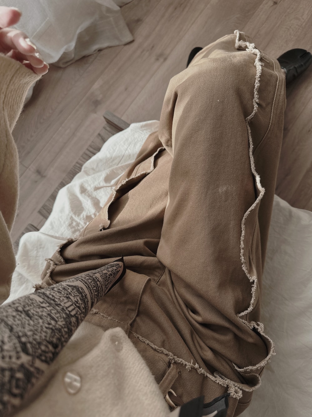 ブラウン系のデニムパンツ、ベージュ系のカーディガン/ボレロを着用したレディースの春コーディネートの5枚目の写真