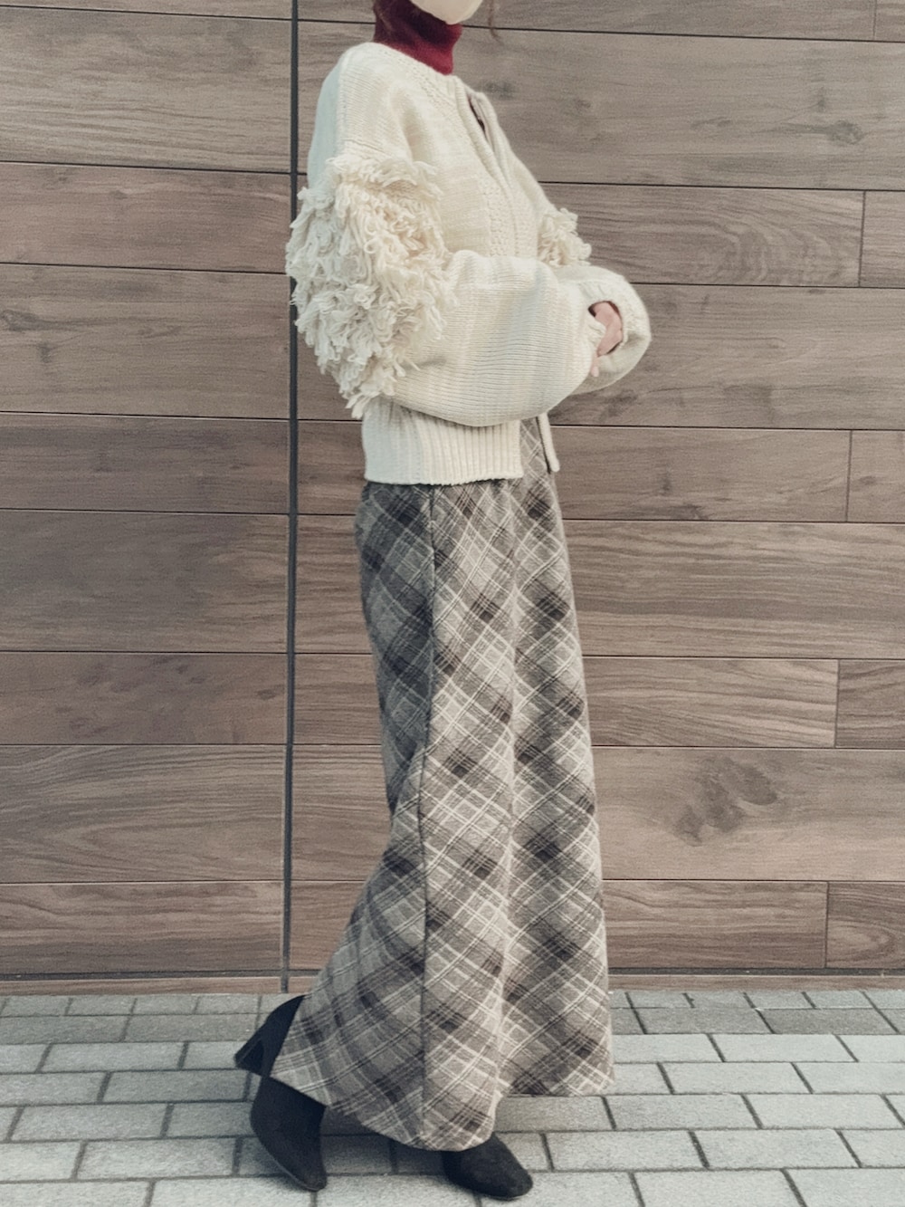 ベージュ系のニット/セーター、レッド系のニット/セーターを着用したレディースの冬コーディネートの2枚目の写真