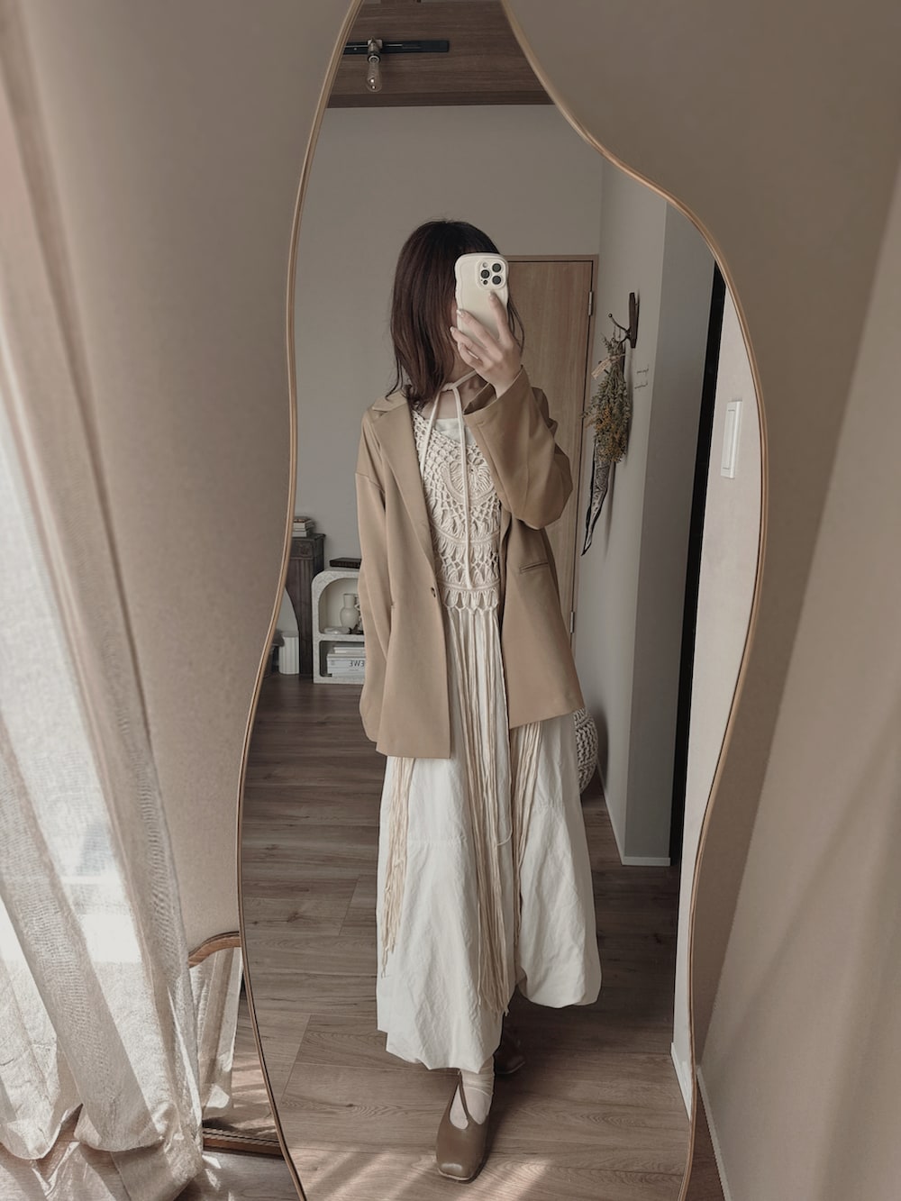 ベージュ系のジャケット/アウター、ホワイト系のトップス、ホワイト系のワンピース/ドレスを着用したレディースの春コーディネートの2枚目の写真