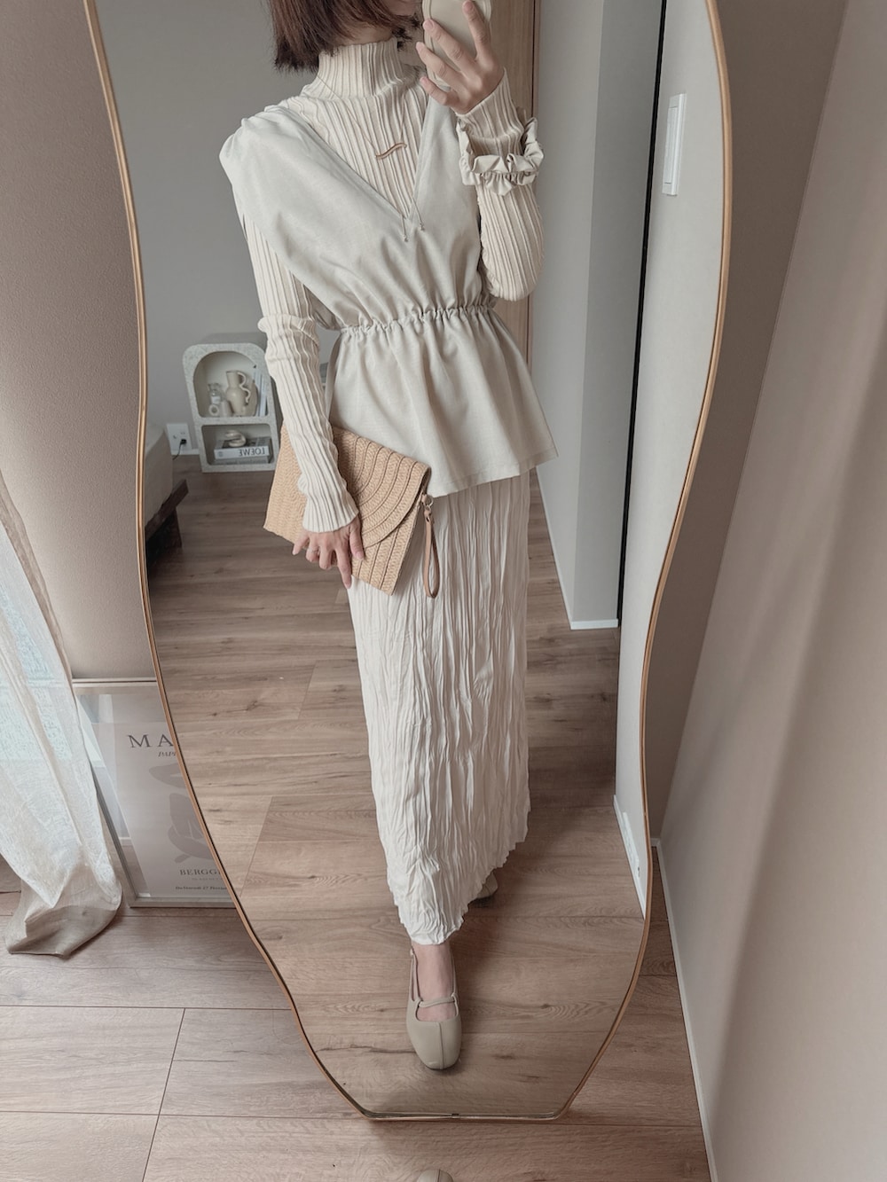 ベージュ系のニット/セーター、ホワイト系のトップス、ホワイト系のスカートを着用したレディースの夏コーディネートの2枚目の写真