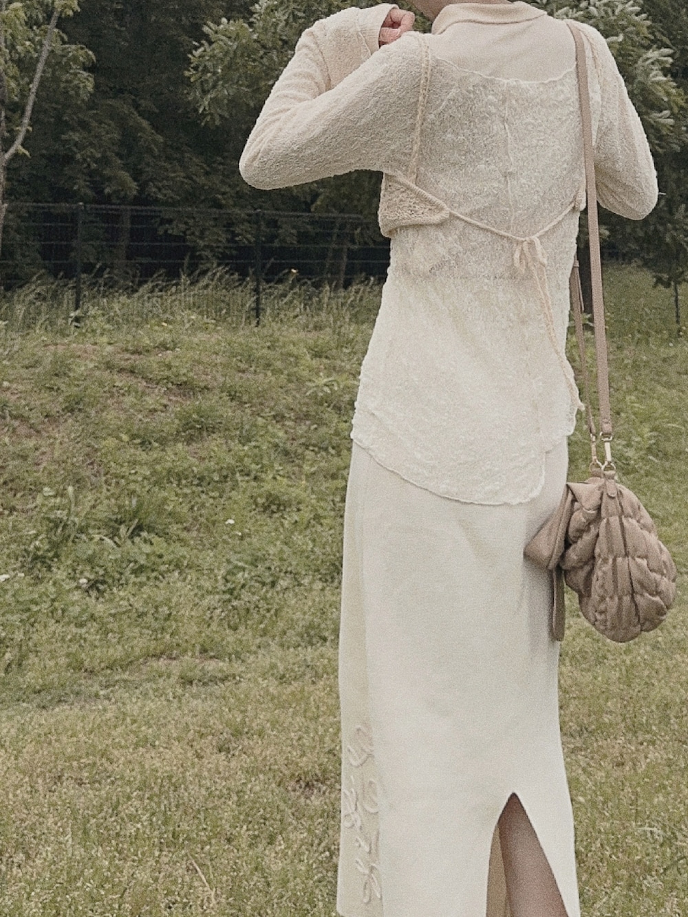 ホワイト系のスカート、ホワイト系のトップス、ホワイト系のトップスを着用したレディースの春コーディネートの3枚目の写真