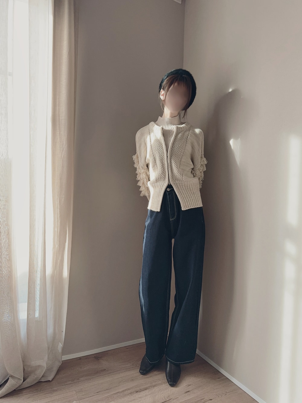 ブルー系のデニムパンツ、ベージュ系のニット/セーター、ベージュ系のニット/セーターを着用したレディースの冬コーディネートの2枚目の写真