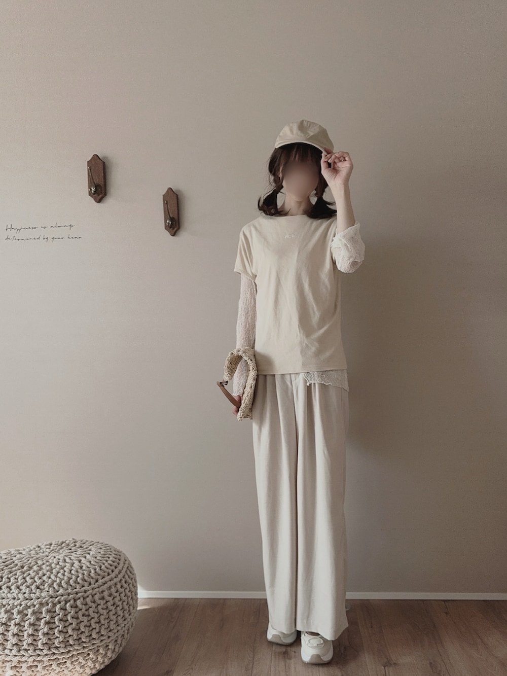 ホワイト系のトップス、ベージュ系のシャツ/ブラウス、ホワイト系のパンツを着用したレディースの春コーディネートの3枚目の写真