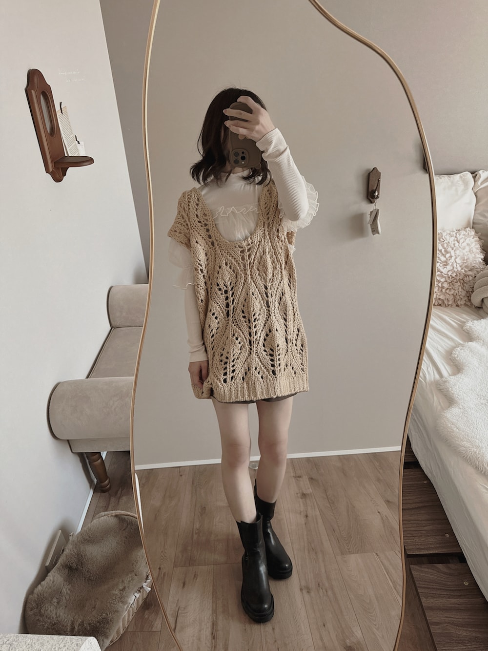 ベージュ系のニット/セーター、ベージュ系のニット/セーターを着用したレディースの春コーディネートの2枚目の写真